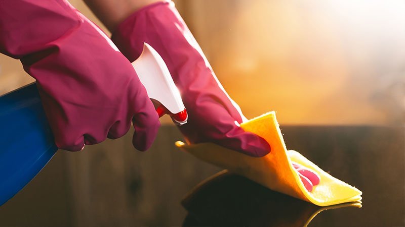 cleaning-kitchen-table